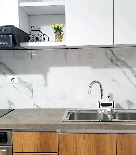 Apartment Spacious And Cozy - Ajia Tirana